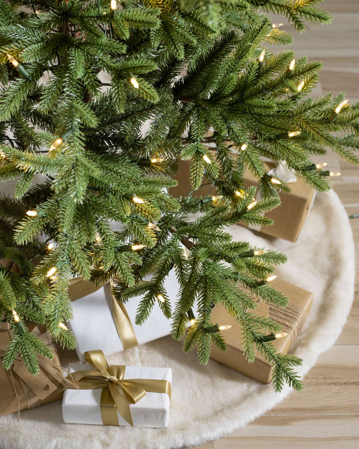 Balsam Hill Alpiner künstlicher Weihnachtsbaum, LED-Lichter | Nahaufnahme