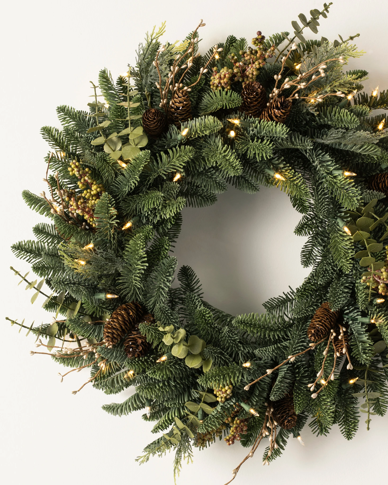 Künstlicher Weihnachtskranz Mit Laterne – 71 Cm Durchmesser, Mit Beeren & Tannenzapfen