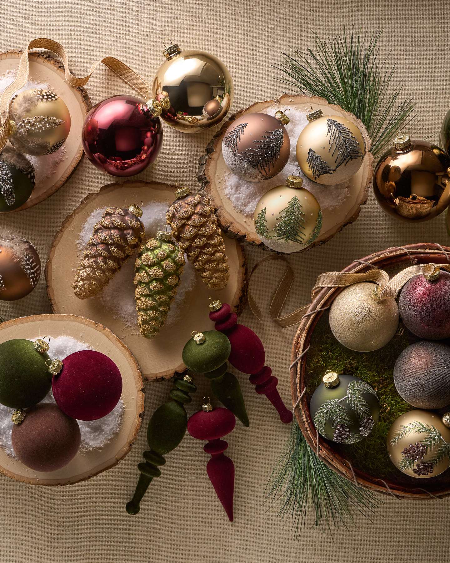 Ensemble de décorations en verre au motif hivernal
