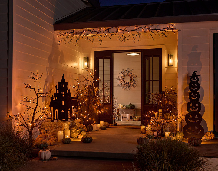 Front porch outdoor fall décor idea for Halloween