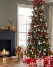 Boules de Noël rouges et blanches sur un sapin fin