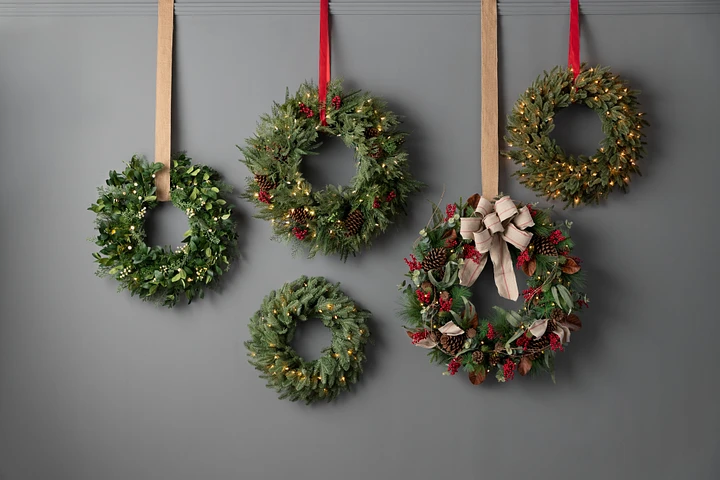 Klassische Türdekorationen für Weihnachten