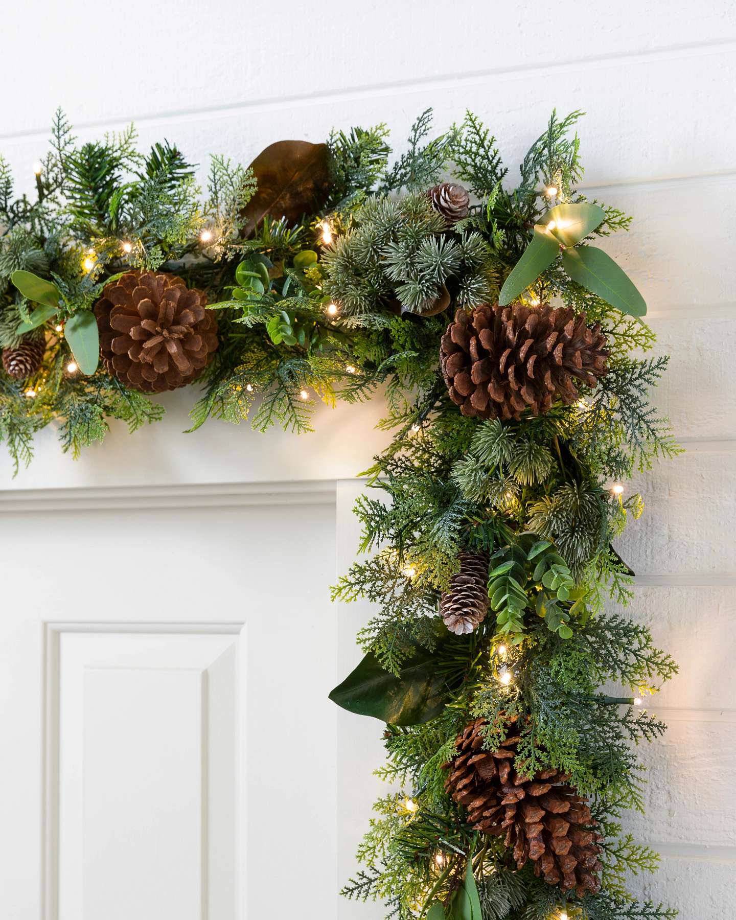 Balsam Hill Outdoor Cedar Lodge 120-Inch Artificial Christmas Garland Display