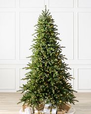 Künstlicher Weihnachtsbaum des Typs „Norwegische Rotfichte“ in einem weißen Raum