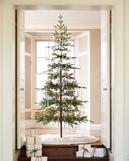 Sapin clairsemé avec des boules en forme de stalactites
