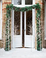 Portes doubles blanches ornées d’une guirlande de sapin artificielle