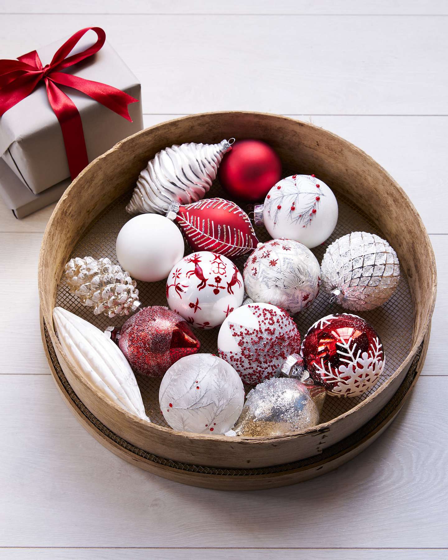 Balsam Hill Set de boules de Noël Scandinavie rouges et blanches