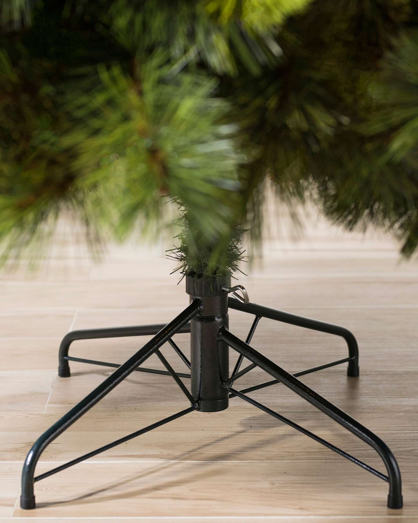 Balsam Hill Scotch Pine Artificial Christmas Tree Stand Feature
