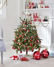 Kleiner geschmückter Weihnachtsbaum in einem Kinderzimmer