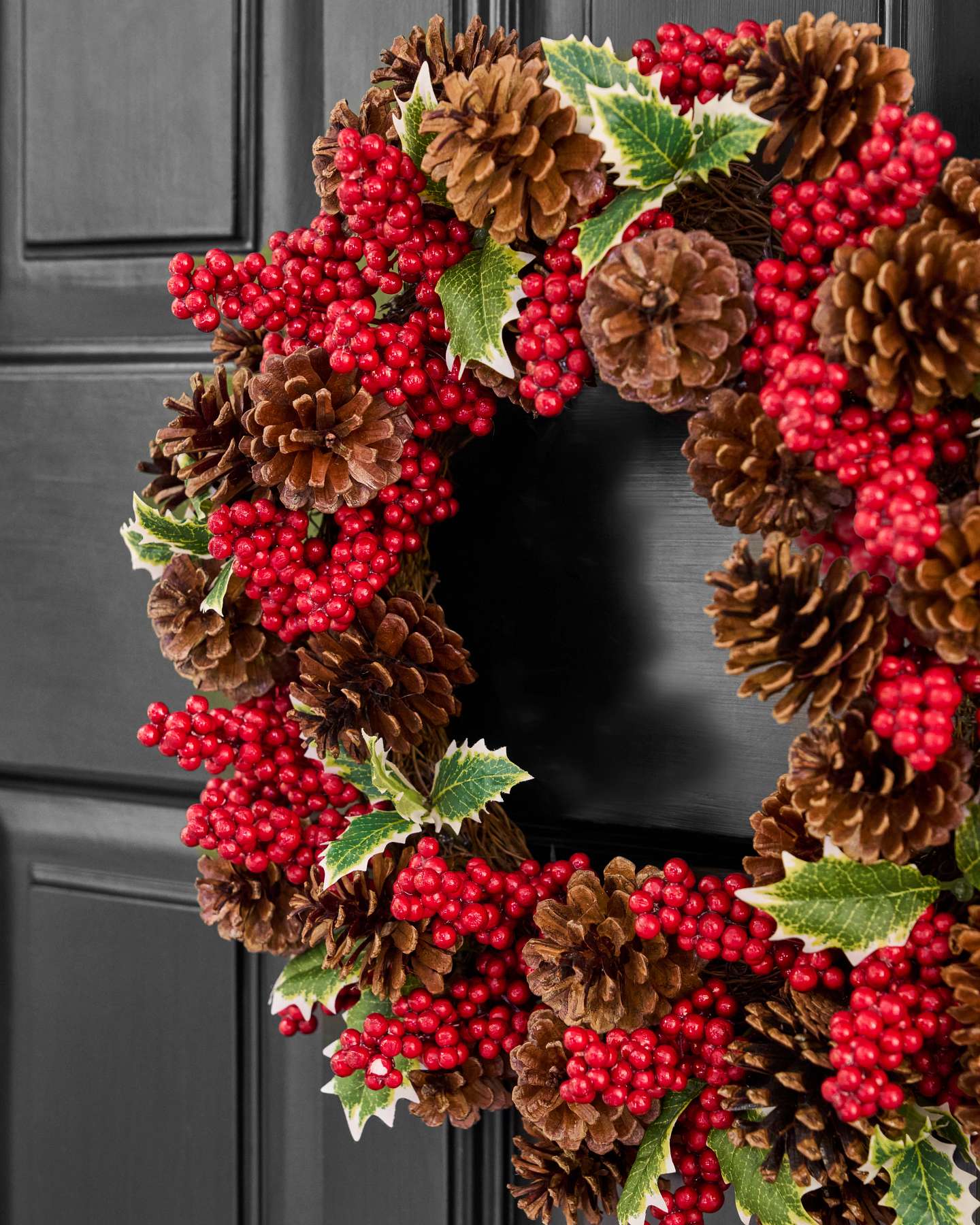 Kranz mit Mistelzweigen, Beeren und Kiefernzapfen