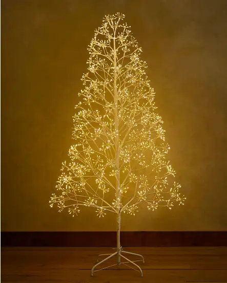 Beleuchteter Zweig-Weihnachtsbaum mit warmweißen LED-Lichtern.