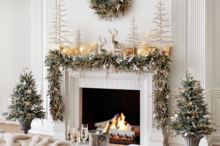 A rustic winter wonderland mantel décor idea with nature-inspired holiday pieces