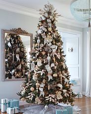 Sapin de Noël artificiel avec des boules argentées et dorées