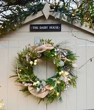 Abri de jardin décoré d'une couronne et d'une guirlande