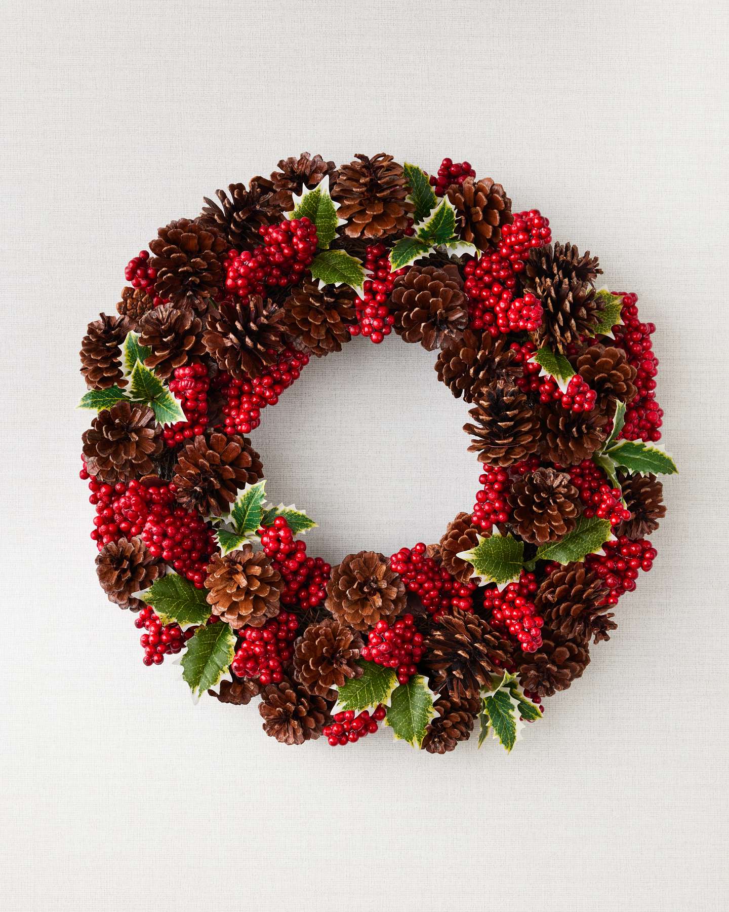Balsam Hill Kranz mit Mistelzweigen, Beeren und Kiefernzapfen 45 cm, unbeleuchtet