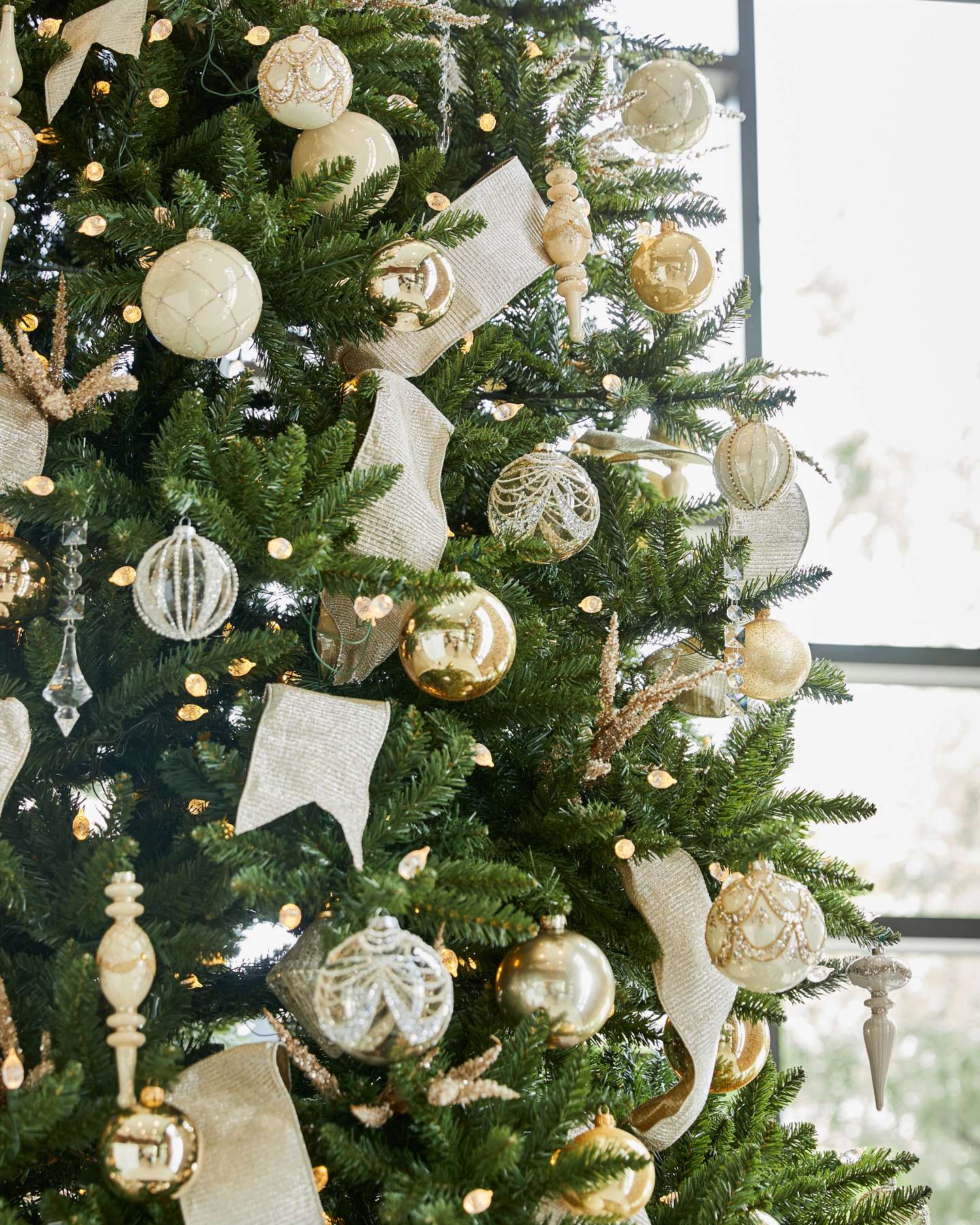 Balsam Hill Rockefeller Pine Artificial Christmas Tree Festive Setting