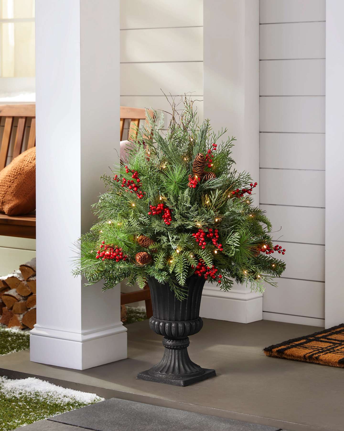 Arrangement en pot de pin avec baies rouges pour l'extérieur de 32 po