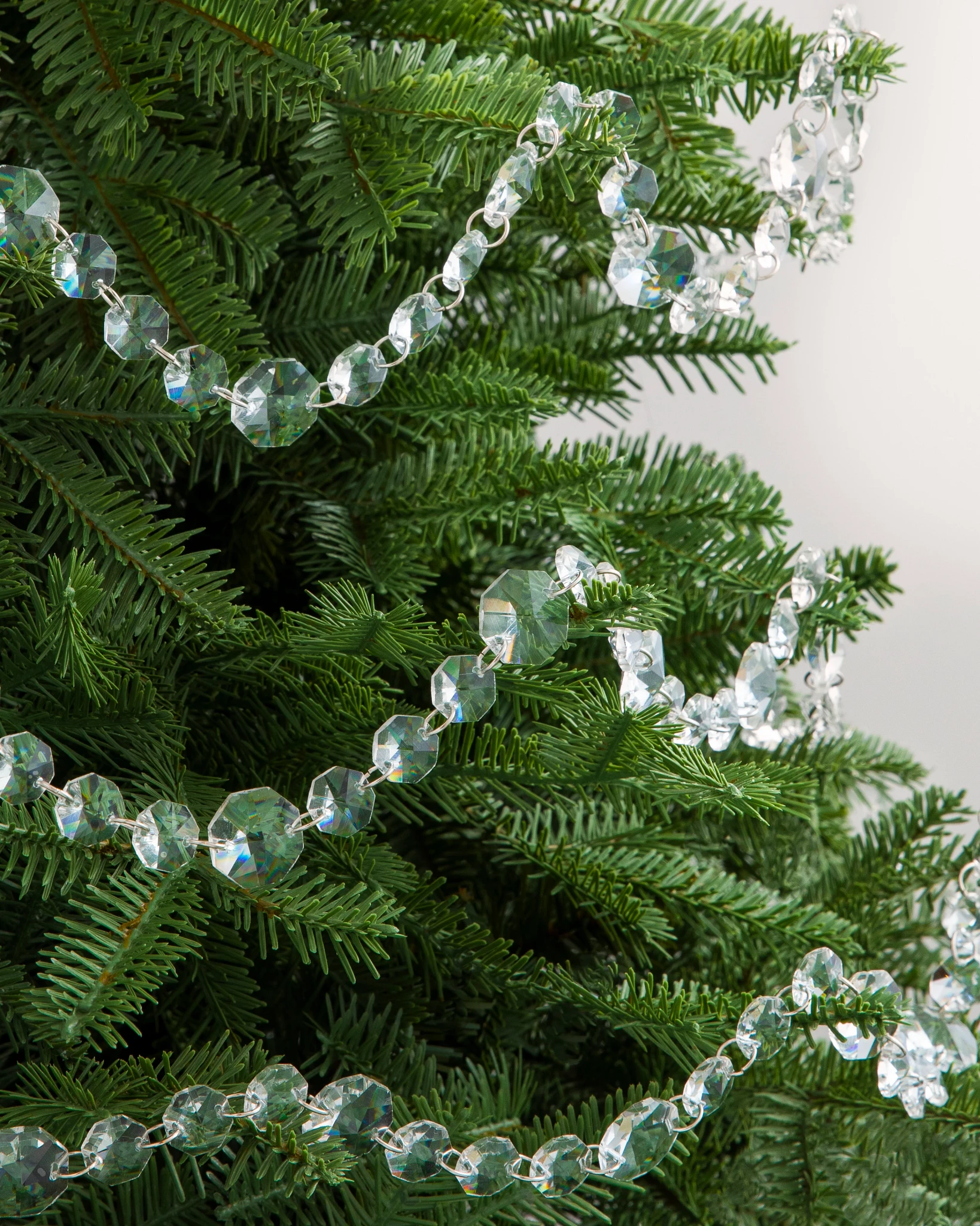 Weihnachtsbaumgirlanden mit Zierkristallen