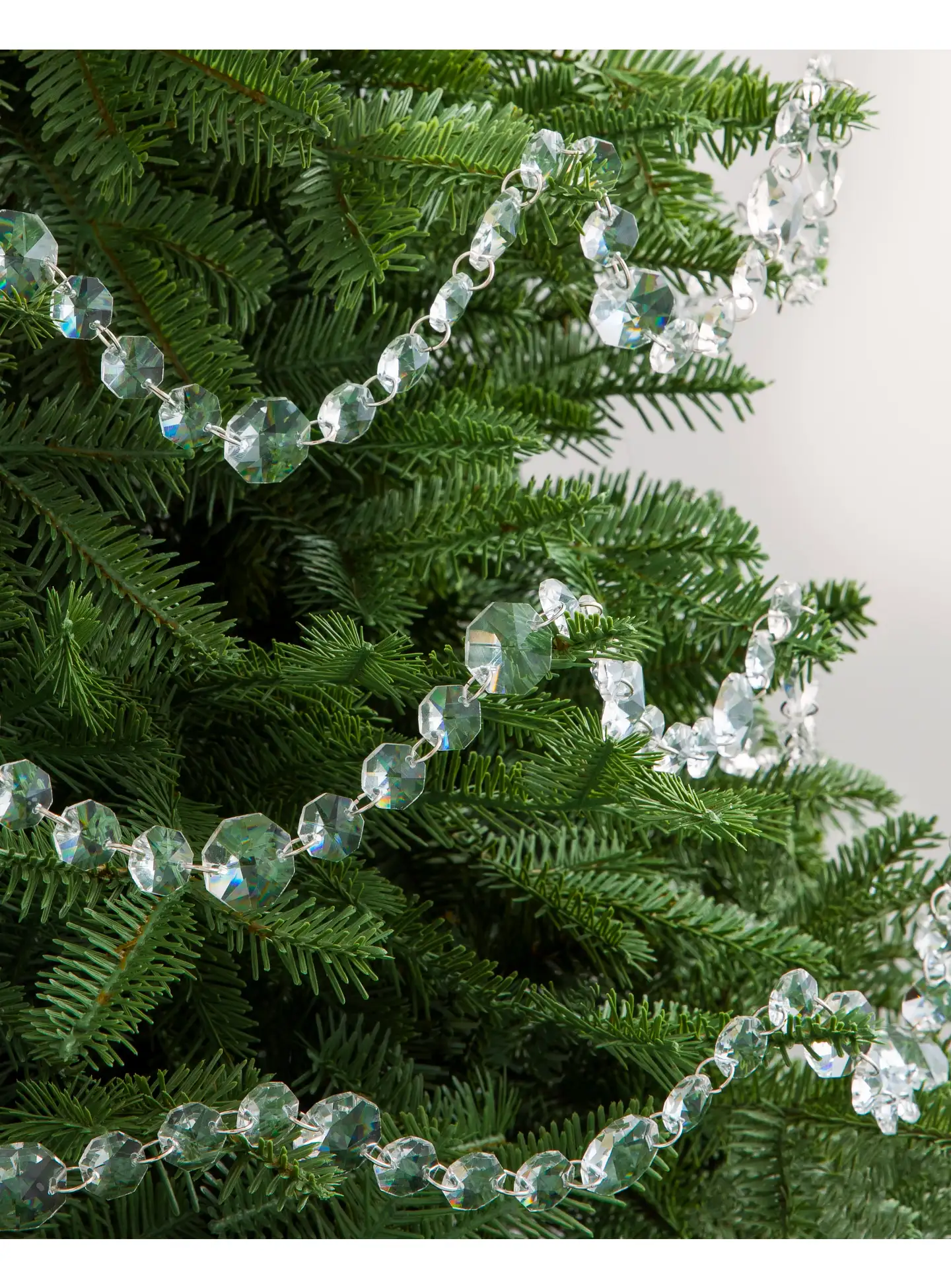 Weihnachtsbaumgirlanden mit Zierkristallen