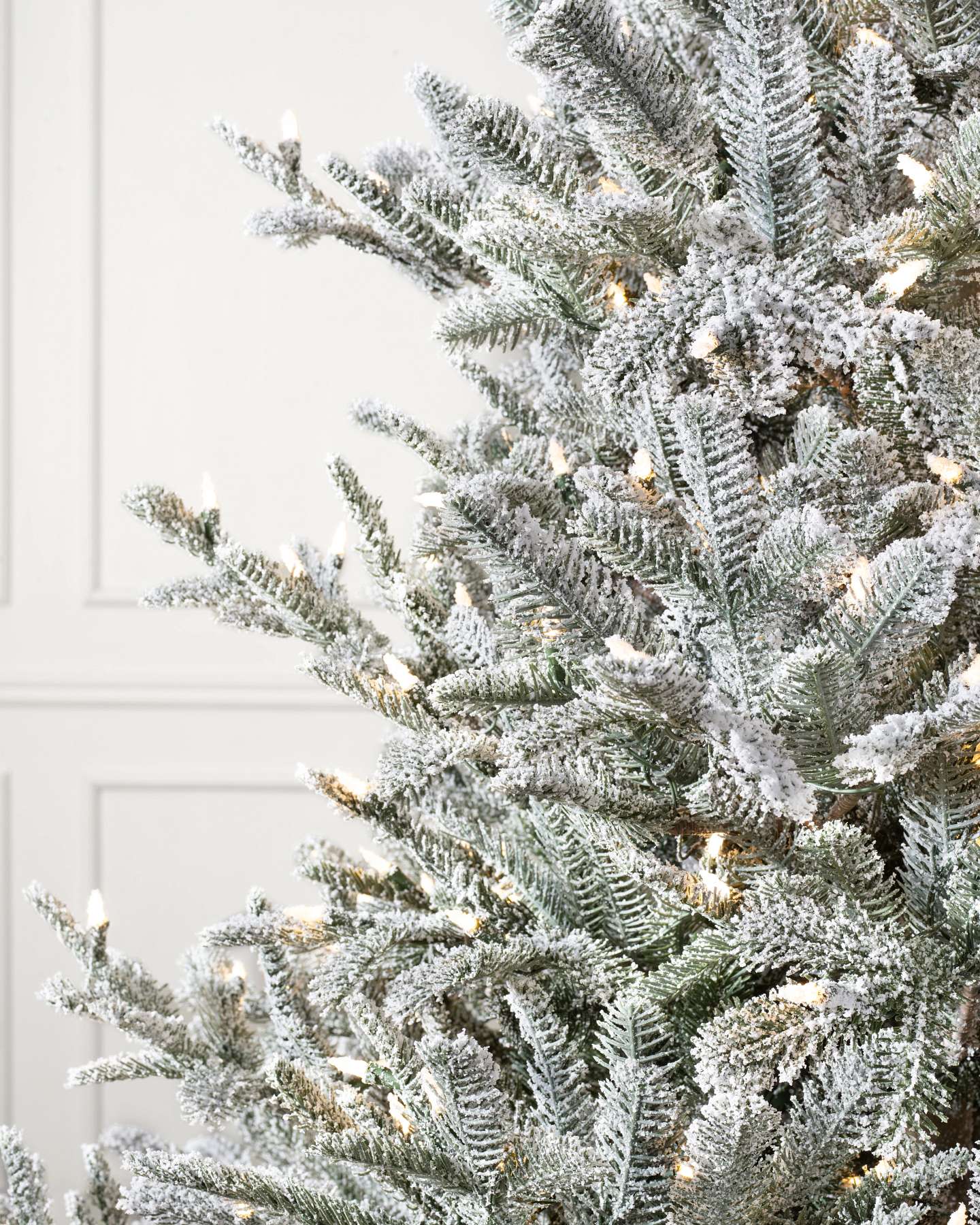 Balsam Hill Frosted Nordmann Fir mit LED-Lichtern | Detail