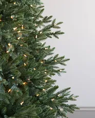 Sapin de Noël avec lumières incandescentes transparentes