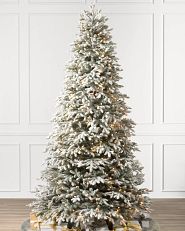 Künstlicher Weihnachtsbaum des Typs „Verschneite Fraser-Tanne“ in einem weißen Raum