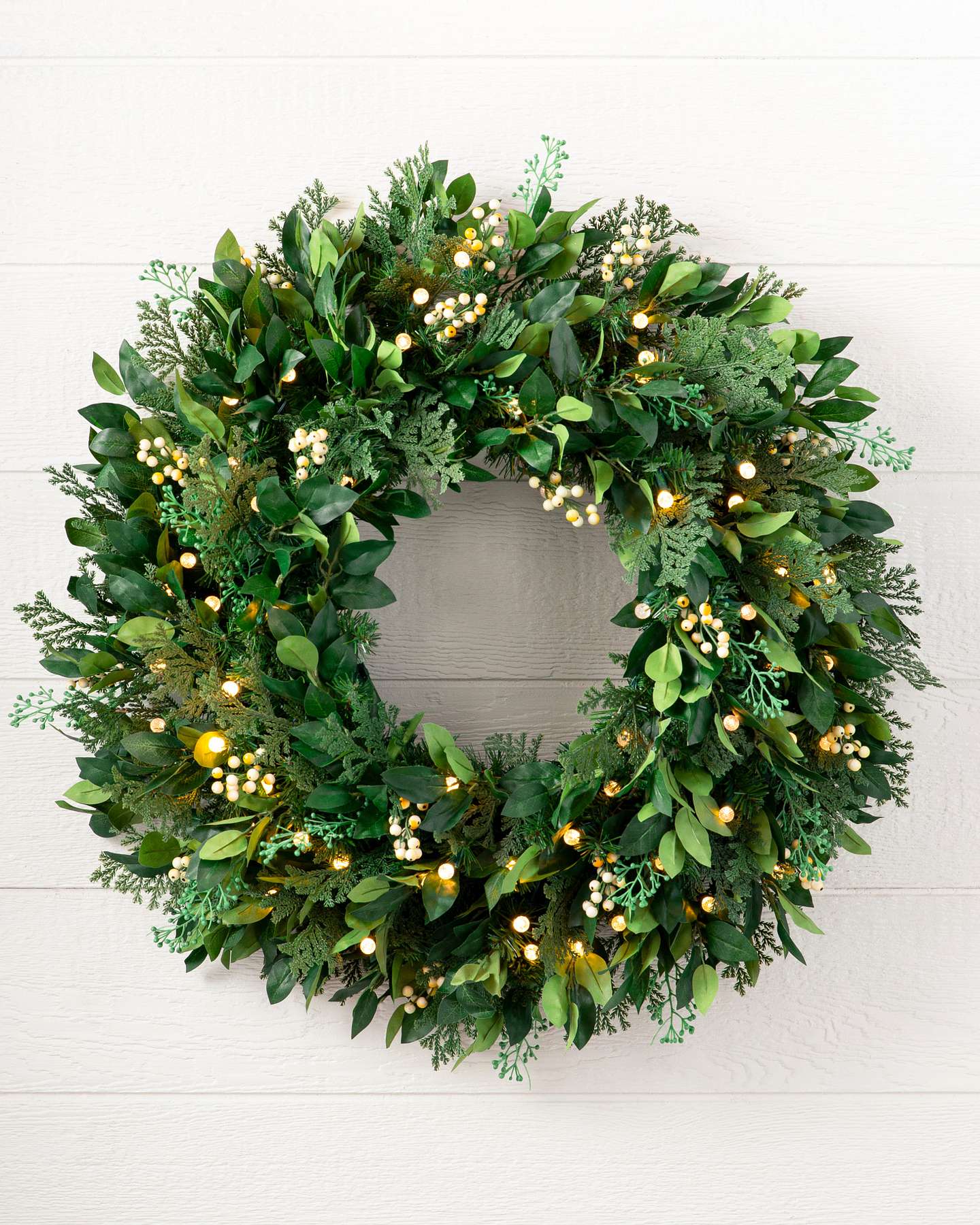 Couronne de Noël artificielle en cyprès blanc et baies de Balsam Hill avec lumières DEL, gros plan