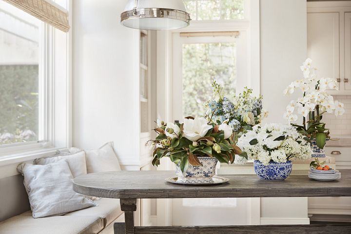 Sunroom décor idea with white flower arrangements