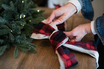 Hands holding ribbon bow