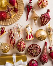 Auswahl an Weihnachtskugeln in Gold und Burgunderrot
