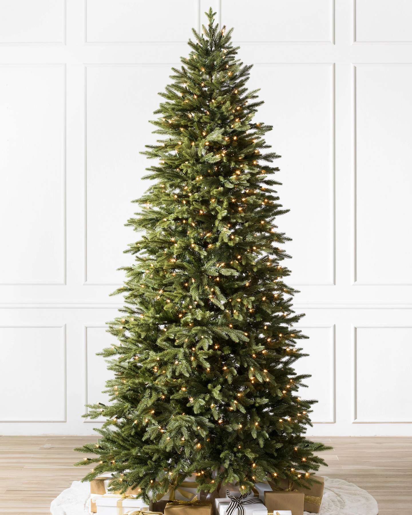 Sapin de Noël artificiel pré-éclairé Silverado mince de Balsam Hill | Vitrine