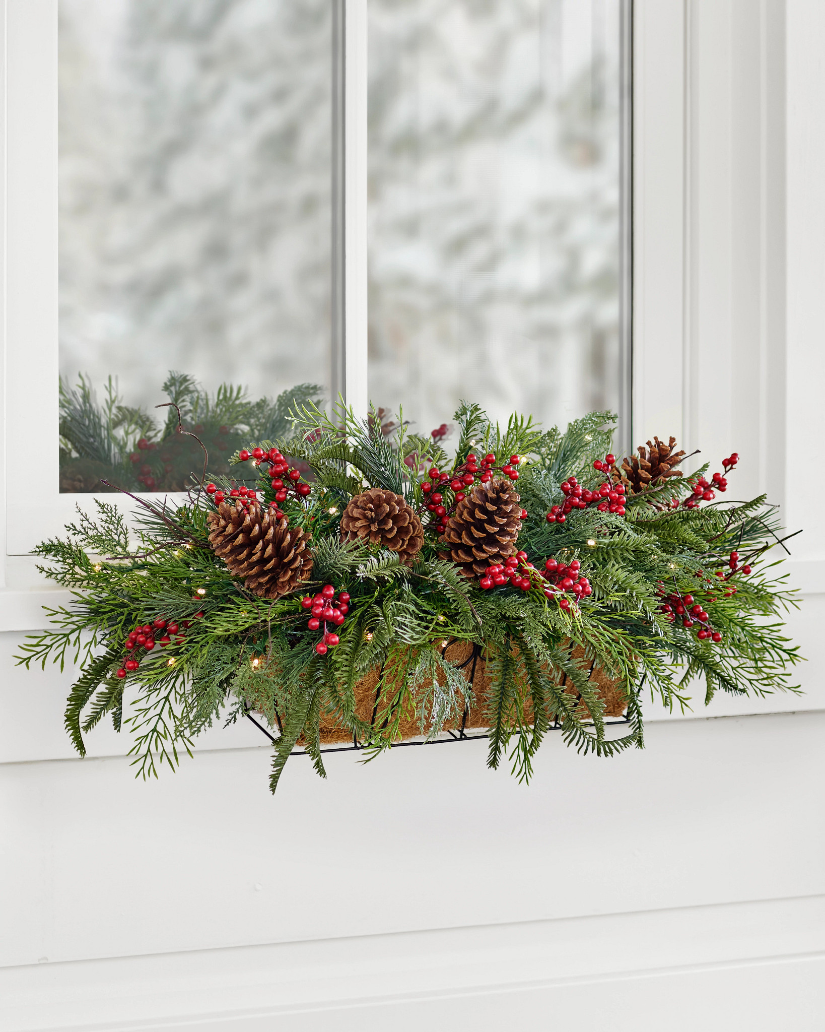 コットンとローゼルのクリスマススワッグガーランド　マグノリア　フレッシュ針葉樹 Outdoor Red Berry Pine Artificial Christmas Window Box | Balsam Hill