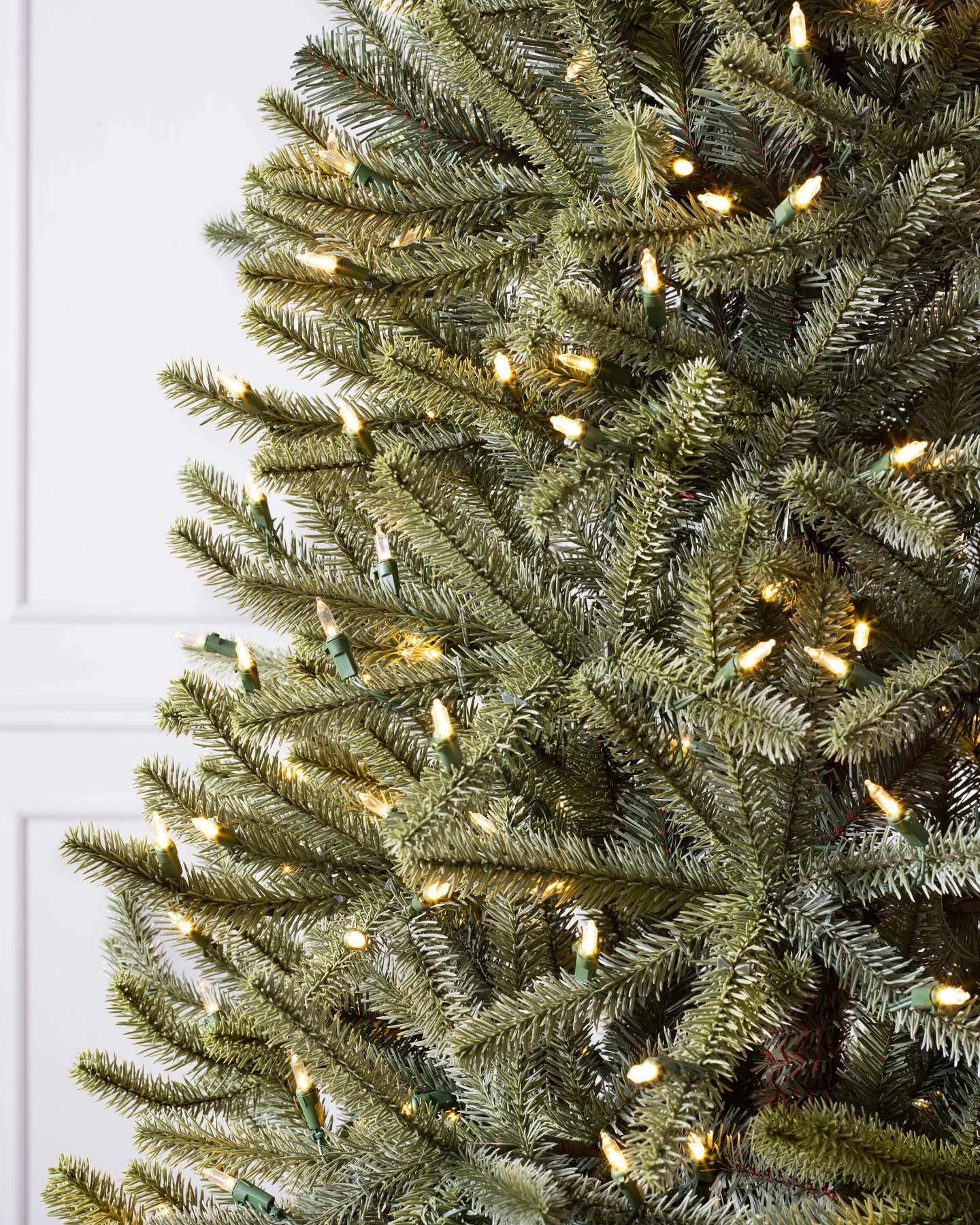Balsam Hill Royal-Blautanne Slim mit LED-Lichtern | Detail