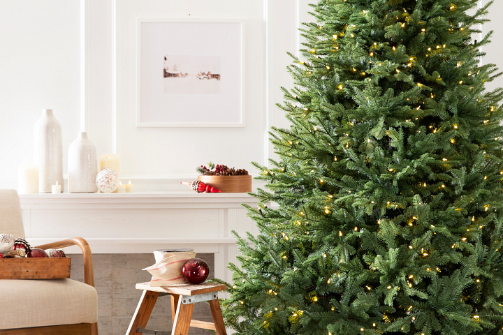 Real Vs Artificial Christmas Trees Which Is Better Balsam Hill Balsam Hill Artificial Christmas Trees
