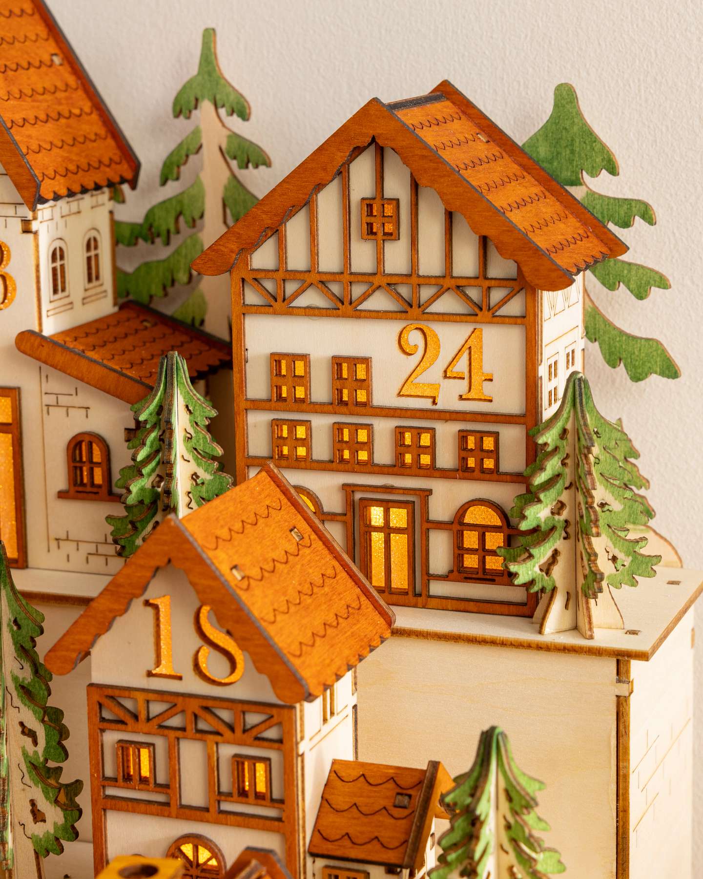 Balsam Hill Adventskalender aus Holz mit Beleuchtung