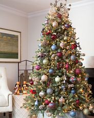 Sapin de Noël avec décorations rustiques