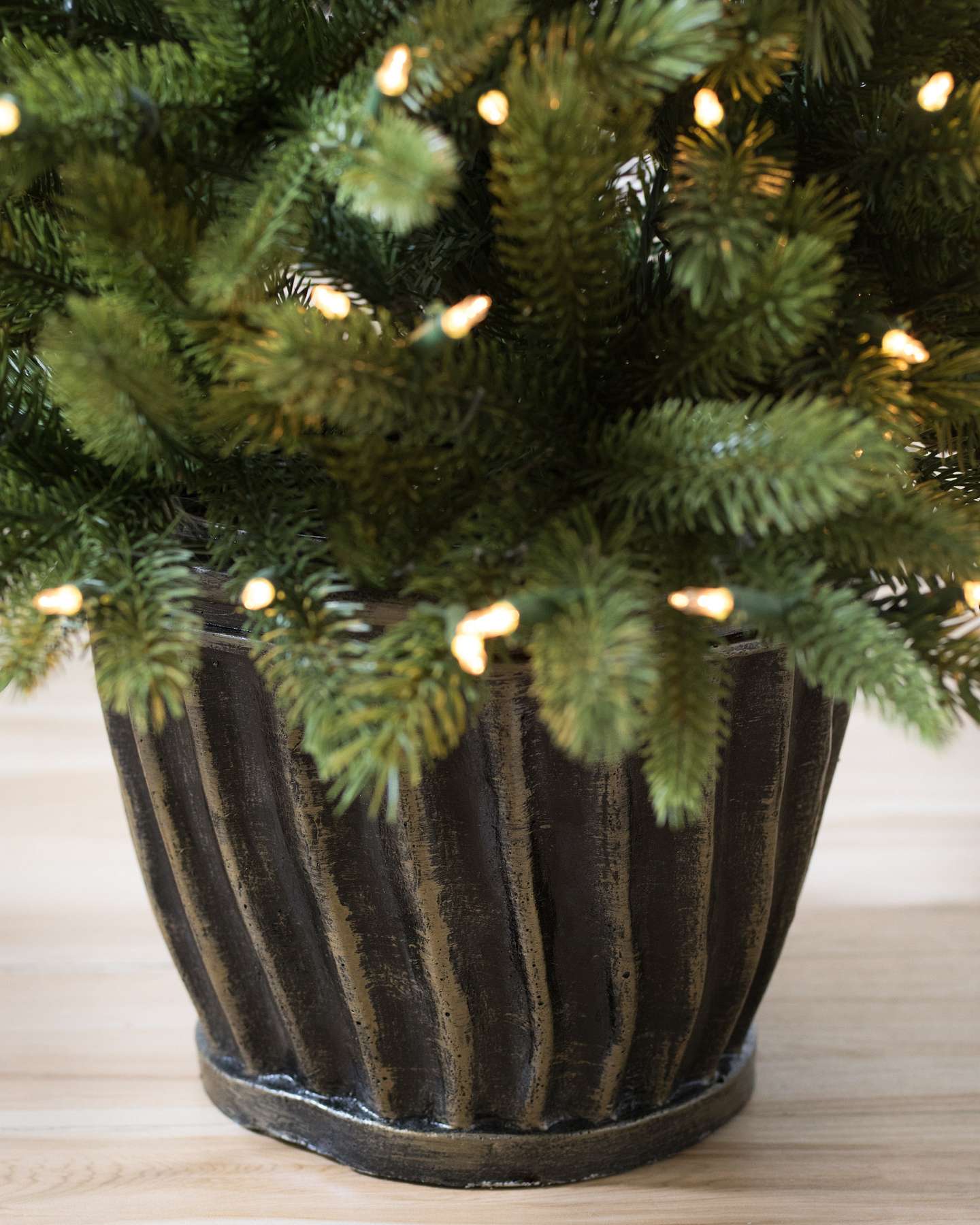 Balsam Hill Rutherford Fir Potted Artificial Christmas Tree Special Feature