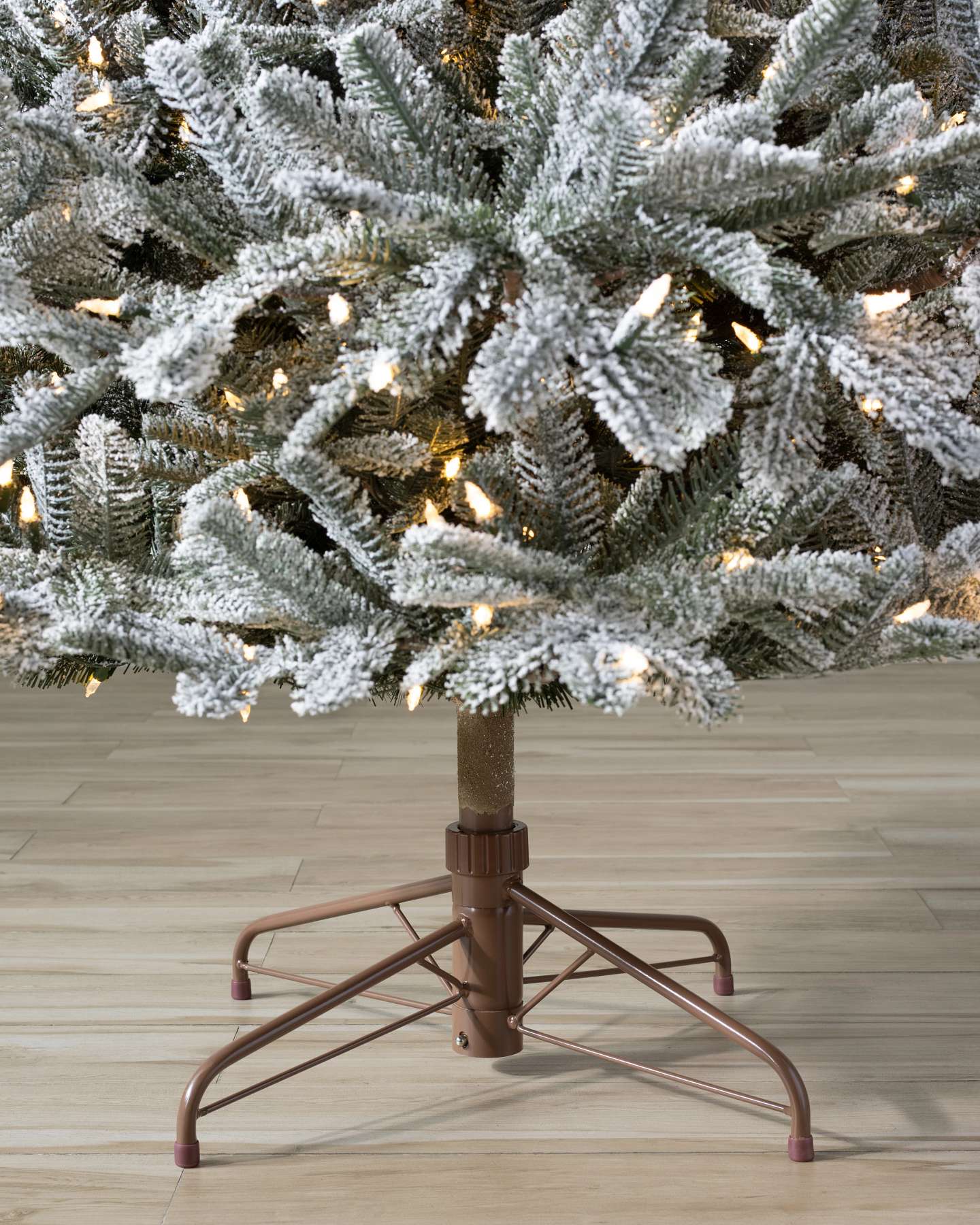Sapin de Nordmann enneigé Balsam Hill | Support, caractéristique spéciale