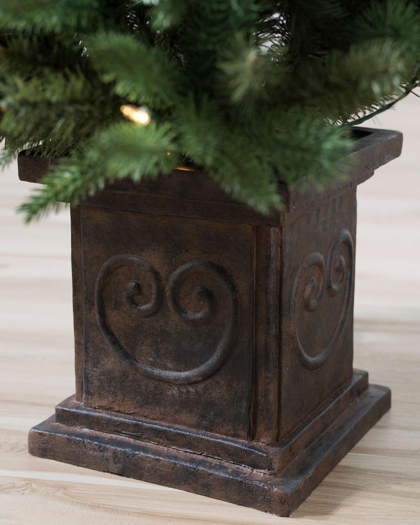 Balsam Hill Windsor Potted Spruce Artificial Christmas Tree Stand Feature