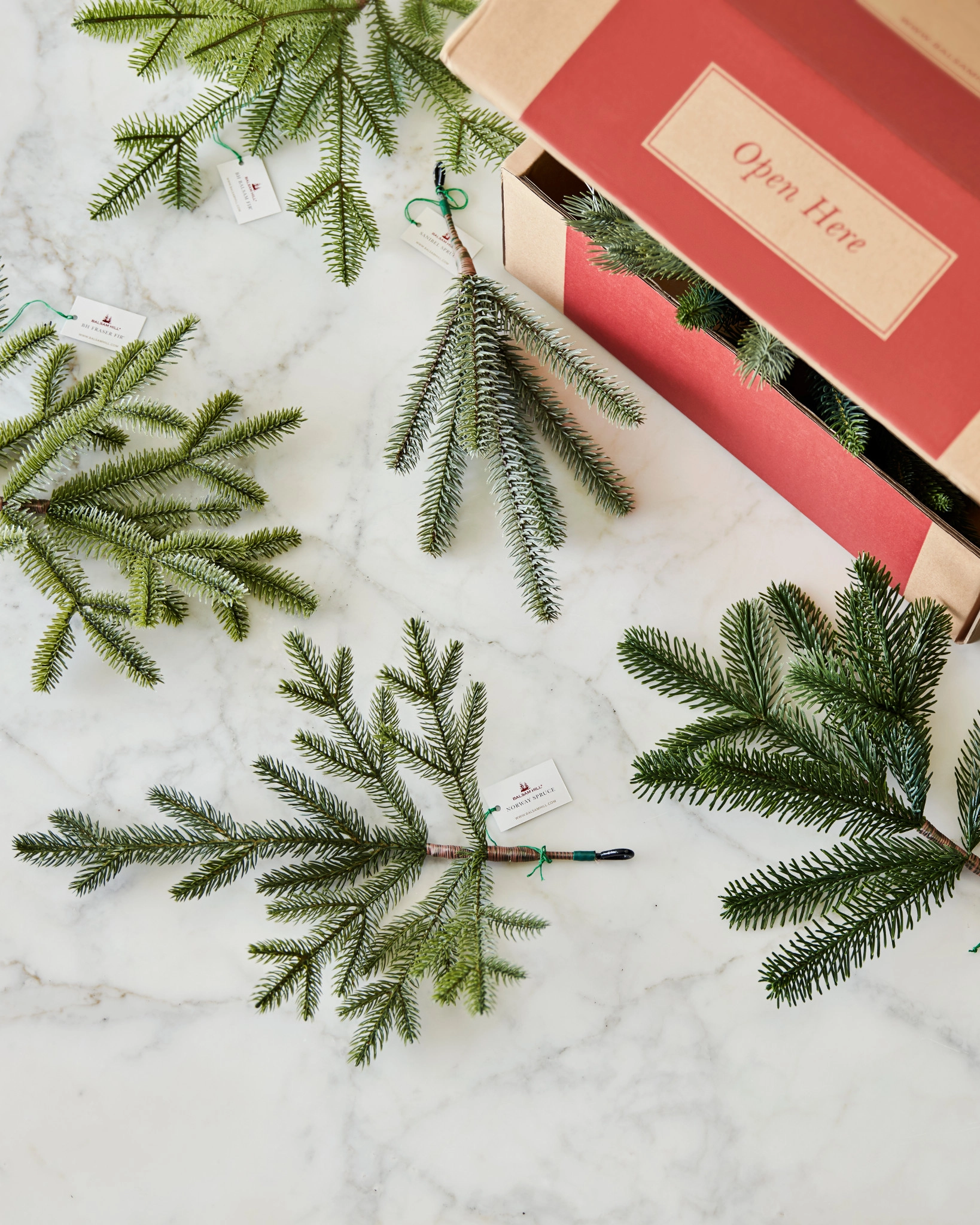 80 Branches De Pin Artificielles Pour Décorations Noël – Longueur 27,5 Cm – Avec Fruits Rouges Et Dorés – Pour Couronnes, Vase, DIY – Simulation Réaliste