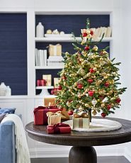 Sapin de table décoré avec des mini boules