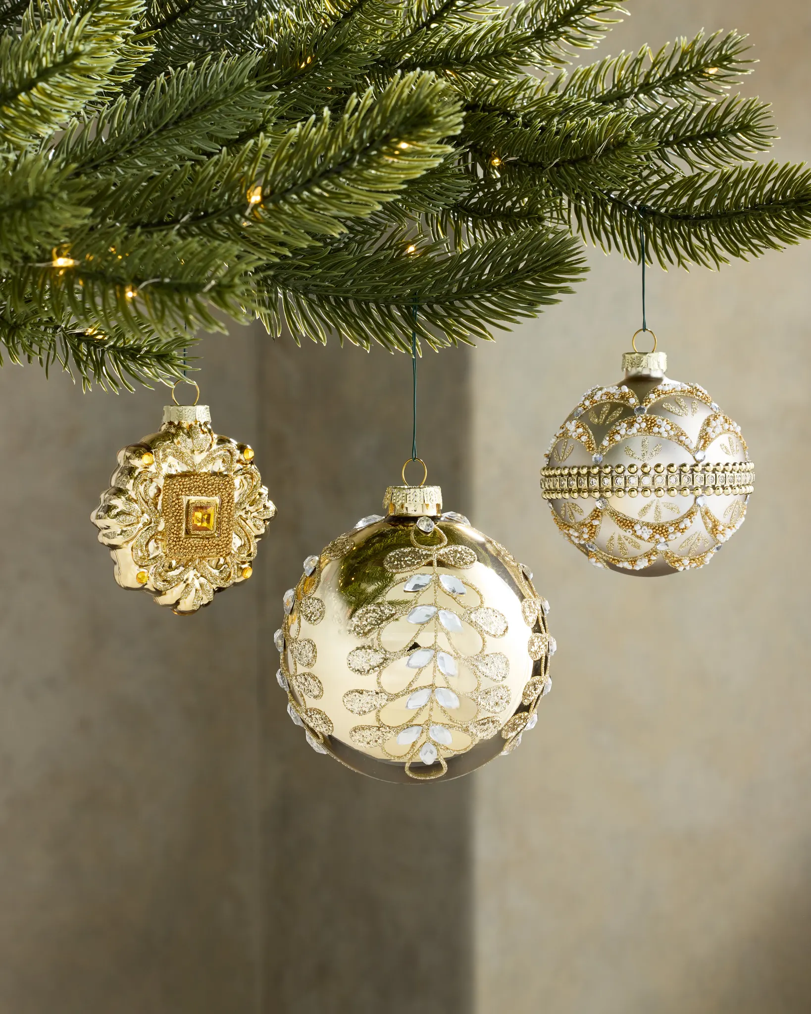 Traditionelles Weihnachtskugel-Set aus Glas mit Schmucksteinen