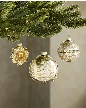 Traditionelles Weihnachtskugel-Set aus Glas mit Schmucksteinen Traditionelles Weihnachtskugel-Set aus Glas mit Schmucksteinen