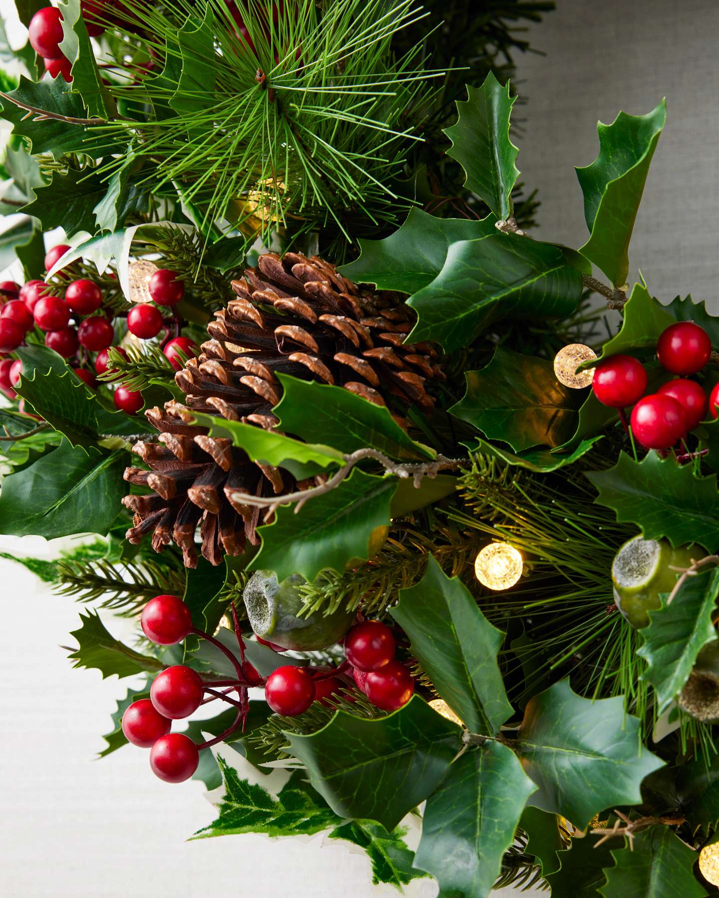 Balsam Hill 71 cm Kranz mit Mistelzweigen und Beeren | Nahaufnahme