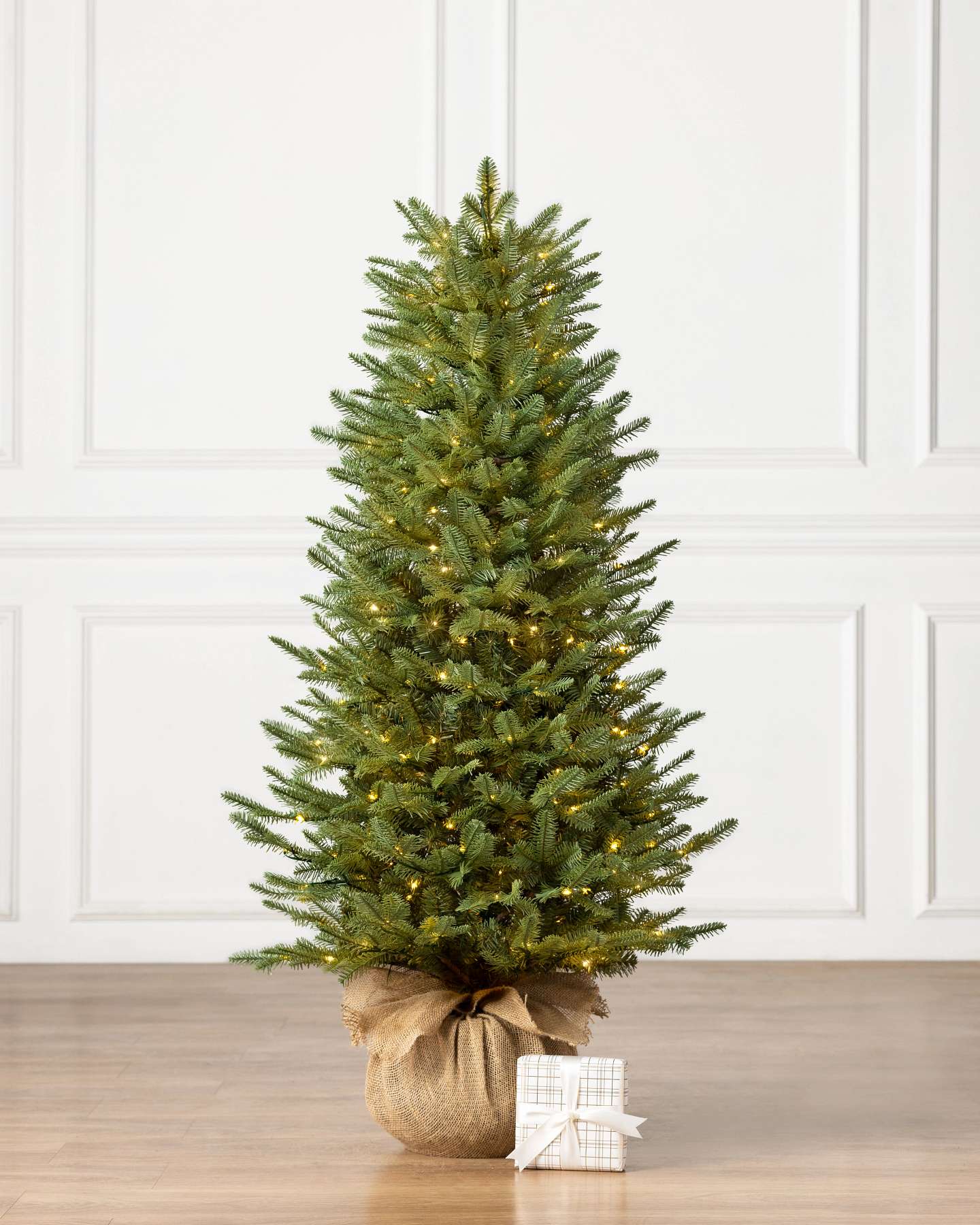 Sapin baumier de table avec base en toile de jute de 4,5 pi