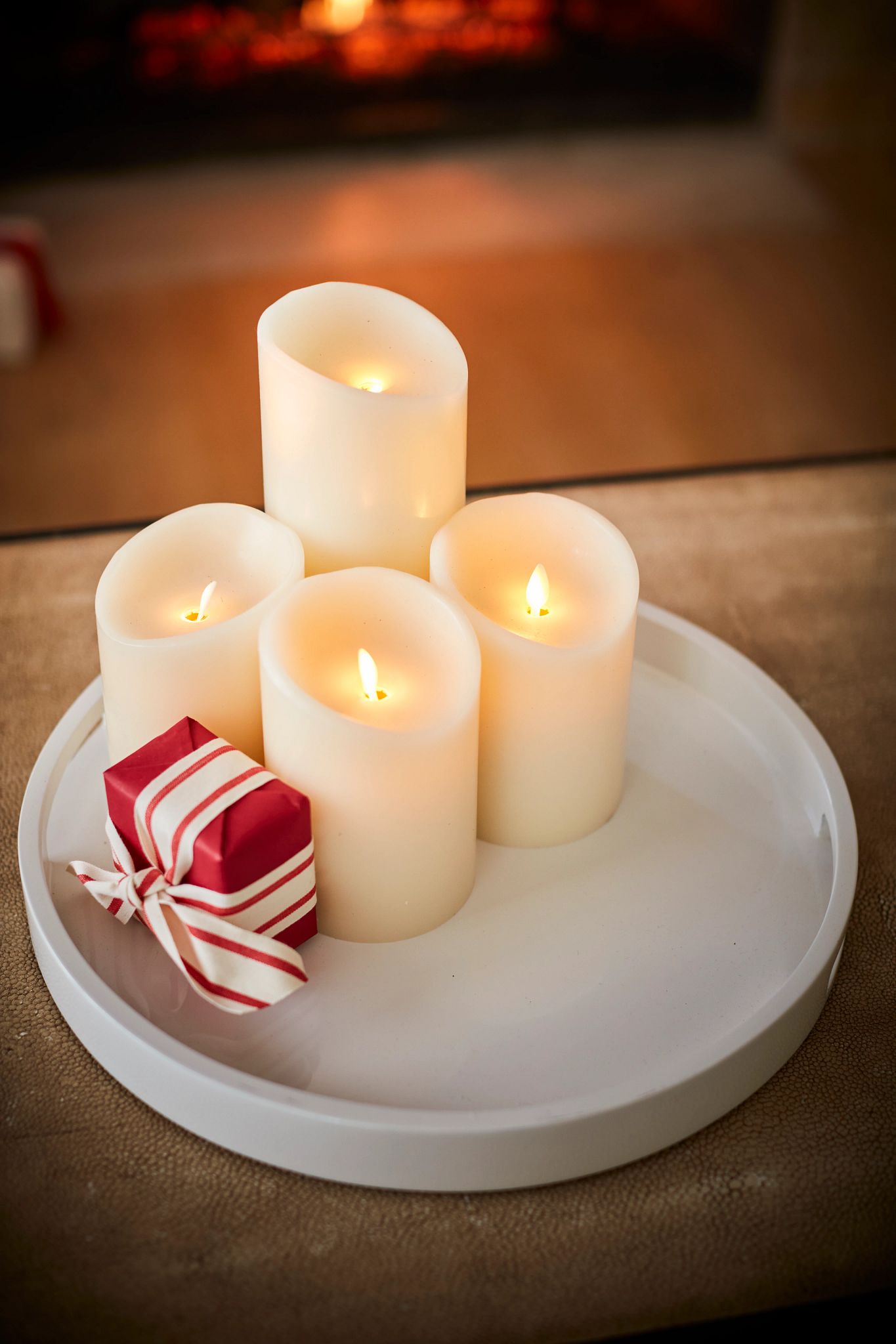 Minimalistischer selbst gesteckter Adventskranz mit Kerzen