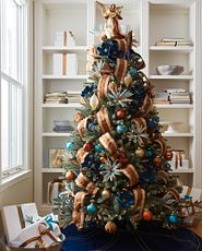 Sapin de Noël artificiel avec des boules de couleur cuivre et bleu marine