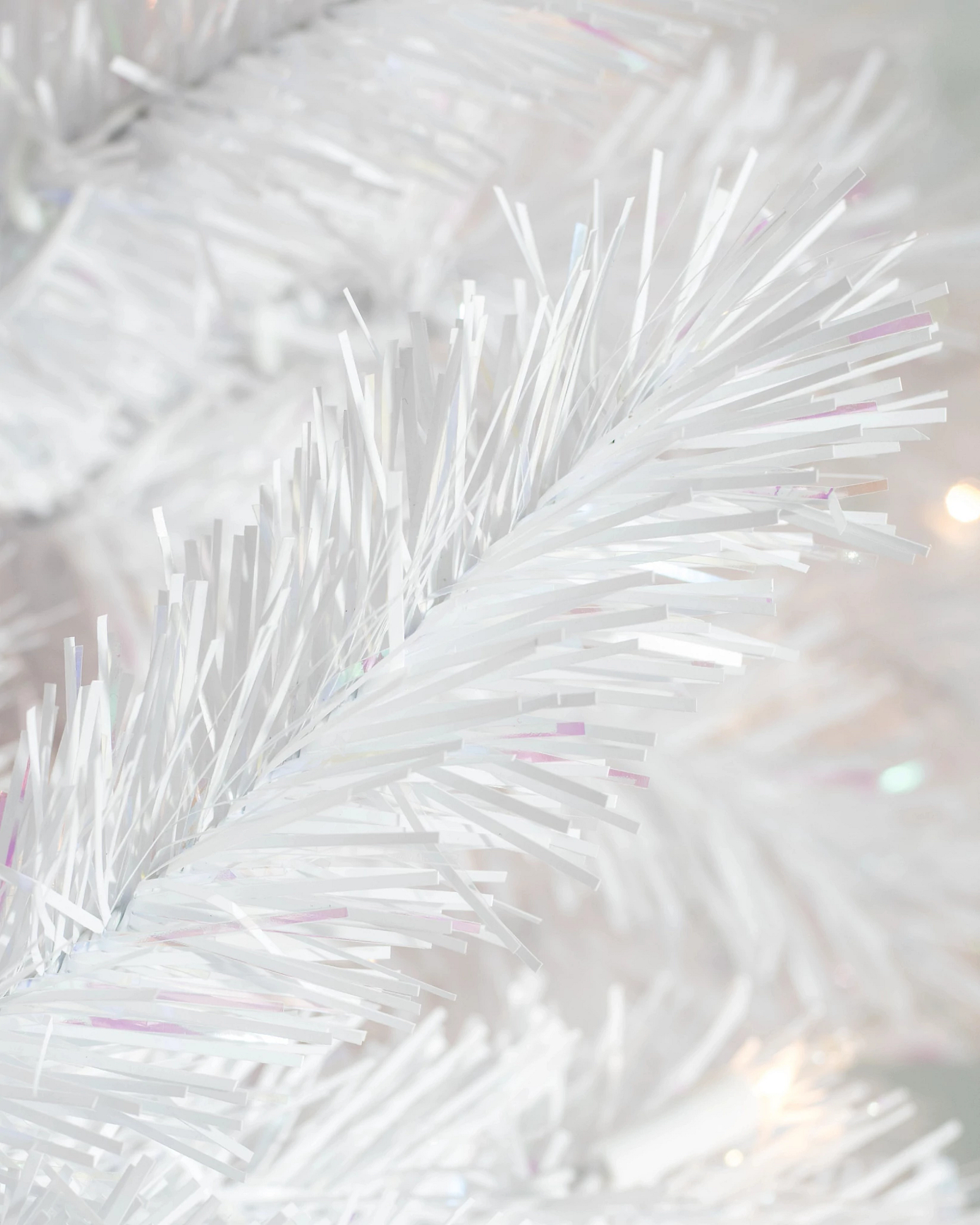 Klassischer Weihnachtsbaum in weiß