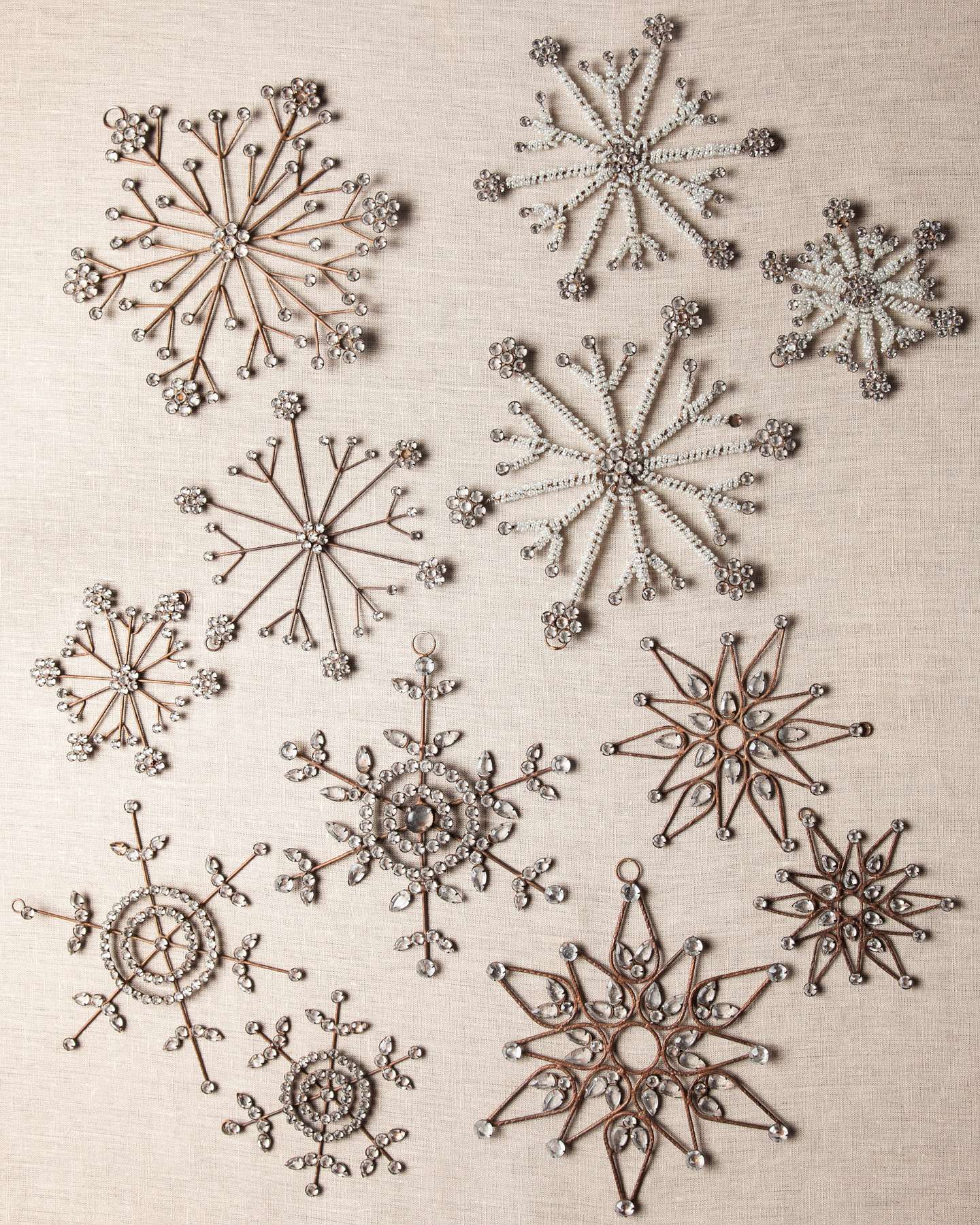 Ensemble de 12 décorations de Noël artificielles en forme flocons de neige d’époque Balsam Hill, look hivernal élégant