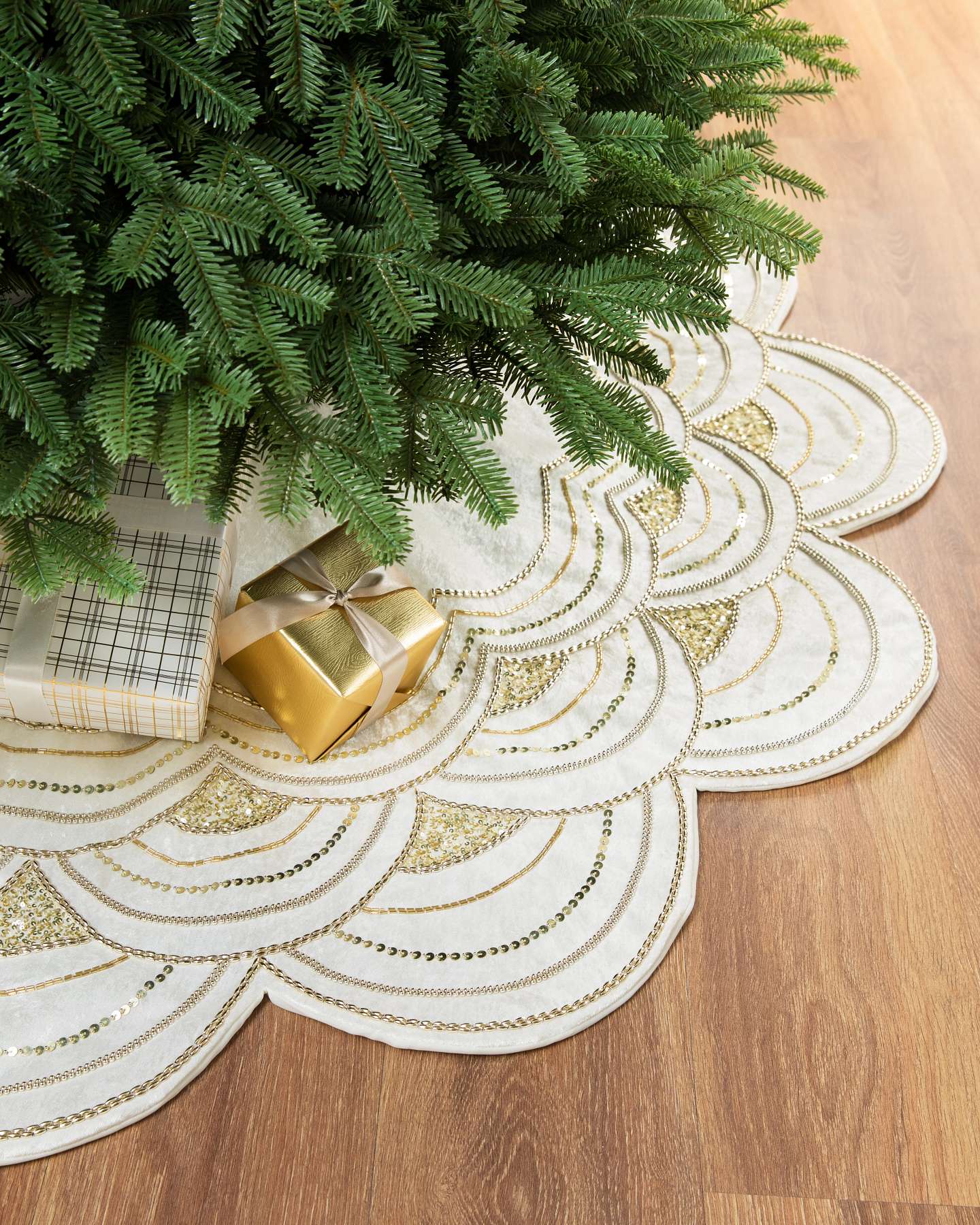 Balsam Hill 152cm Ivory Antoinette Beaded Christmas Tree Skirt Showcasing Elegant Details